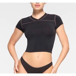 Skims Sport Cropped V-Neck T-Shirt